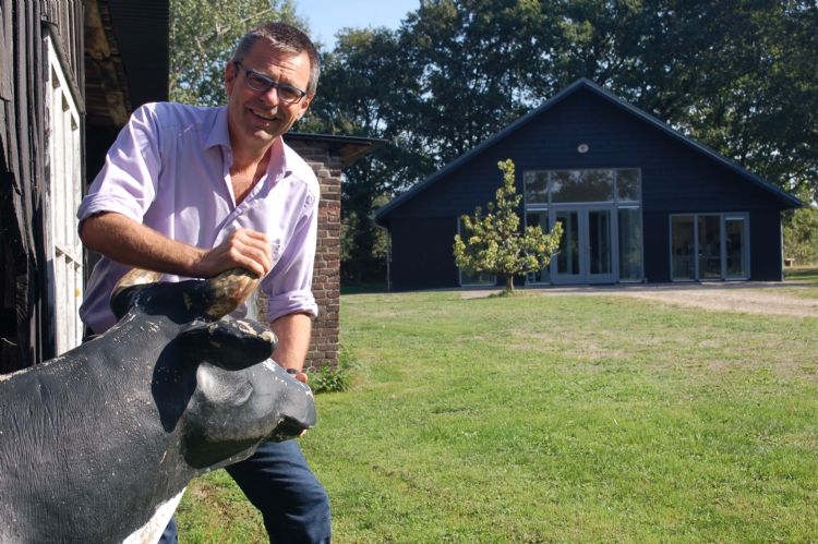 Joep Driessen vat de koe bij de horens. Op de achtergrond de trainingsruimte van Cowsignals, waar het bedrijf mensen vanuit de hele wereld opleidt. Op deze locatie houdt uitgeverij NWST haar bijeenkomst voor Content Partners. Joep Driessen vat de koe bij de horens. Op de achtergrond de trainingsruimte van Cowsignals, waar het bedrijf mensen vanuit de hele wereld opleidt. Op deze locatie houdt uitgeverij NWST haar bijeenkomst voor Content Partners.