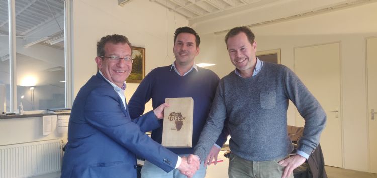 Algemeen directeur Erik Punt (rechts) en Arie van Rijssen (midden) van De Eijk Groep en Alberto Palsgraaf (NWST, links). Algemeen directeur Erik Punt (rechts) en Arie van Rijssen (midden) van De Eijk Groep en Alberto Palsgraaf (NWST, links).